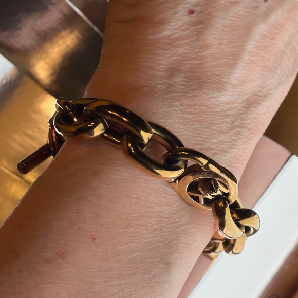 Michael Kors RoseGold Monogram Chain Bracelet; Ring & Bar Lock; 8&1/2” Long; EUC - Picture 4 of 11